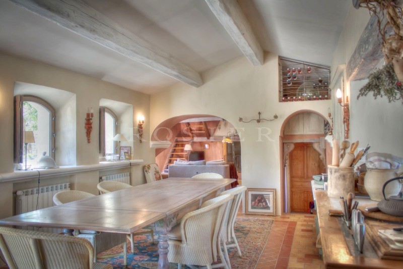 For sale in the golden triangle of Luberon, property with main house, guest house and 2 cottages, view 360 °, swimming pool and garden. 