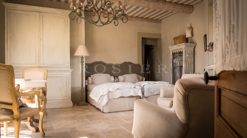For sale in the golden triangle of Luberon, property with main house, guest house and 2 cottages, view 360 °, swimming pool and garden. 