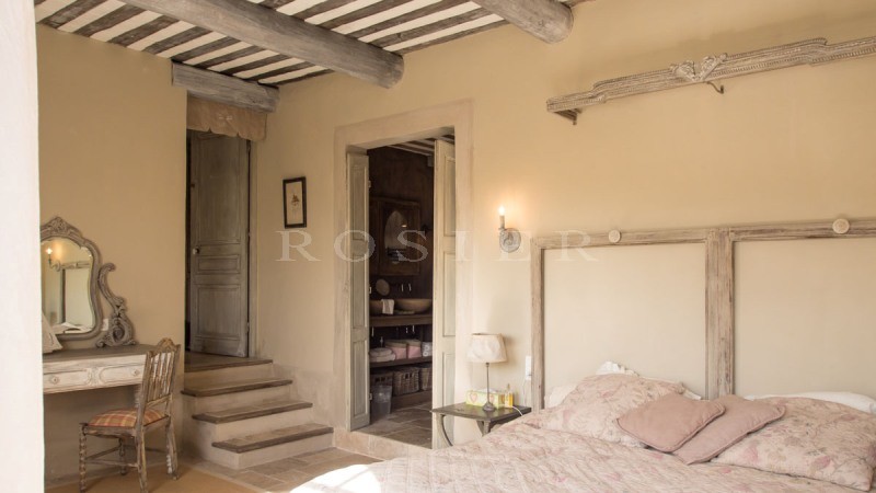 For sale in the golden triangle of Luberon, property with main house, guest house and 2 cottages, view 360 °, swimming pool and garden. 