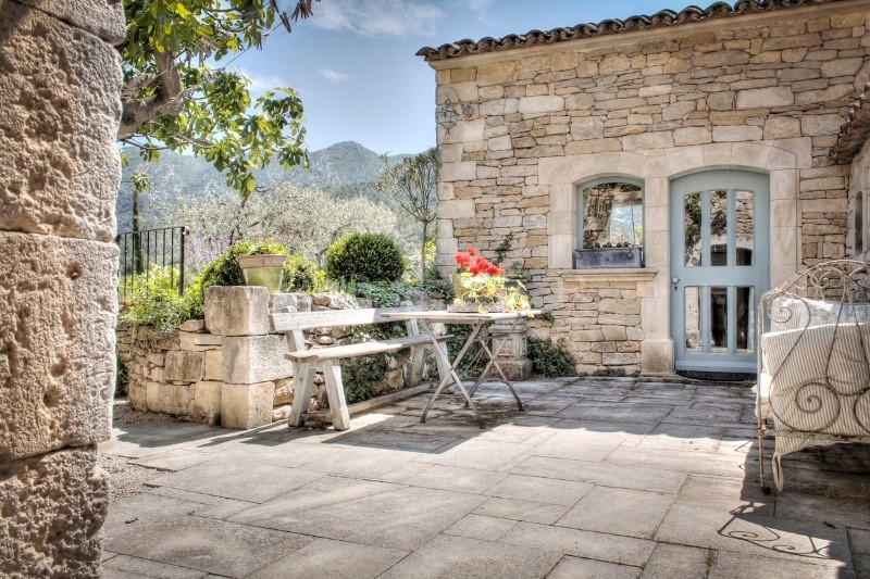 For sale in the golden triangle of Luberon, property with main house, guest house and 2 cottages, view 360 °, swimming pool and garden. 