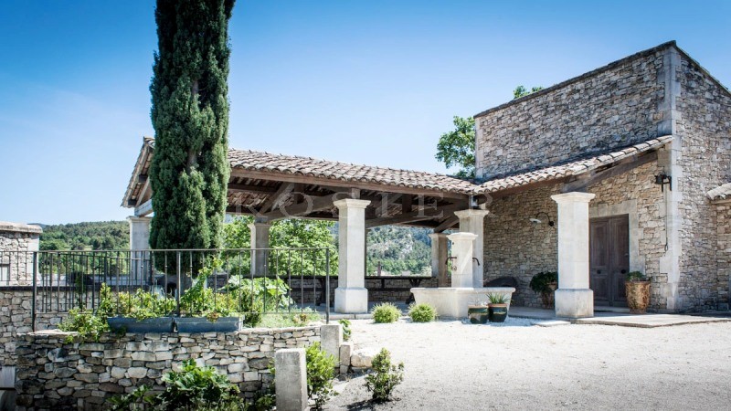 For sale in the golden triangle of Luberon, property with main house, guest house and 2 cottages, view 360 °, swimming pool and garden. 