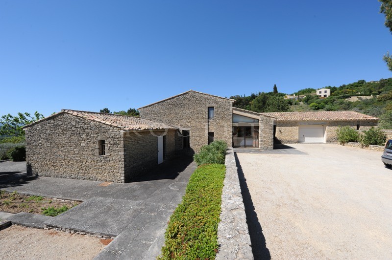 Up in the hills, a few minutes walk from the centre of Gordes, superb property with fantastic view over the valley and the Luberon's perched villages