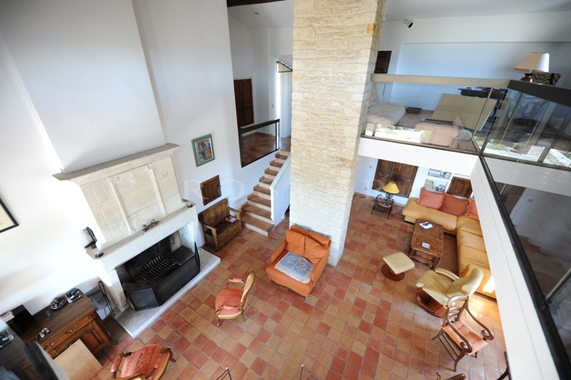 Up in the hills, a few minutes walk from the centre of Gordes, superb property with fantastic view over the valley and the Luberon's perched villages