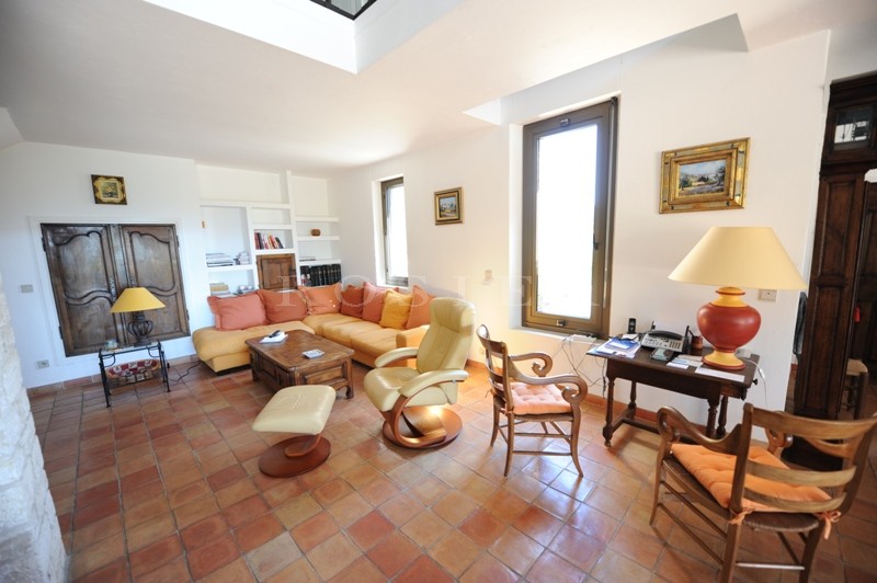 Up in the hills, a few minutes walk from the centre of Gordes, superb property with fantastic view over the valley and the Luberon's perched villages