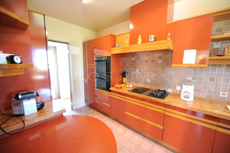 Up in the hills, a few minutes walk from the centre of Gordes, superb property with fantastic view over the valley and the Luberon's perched villages