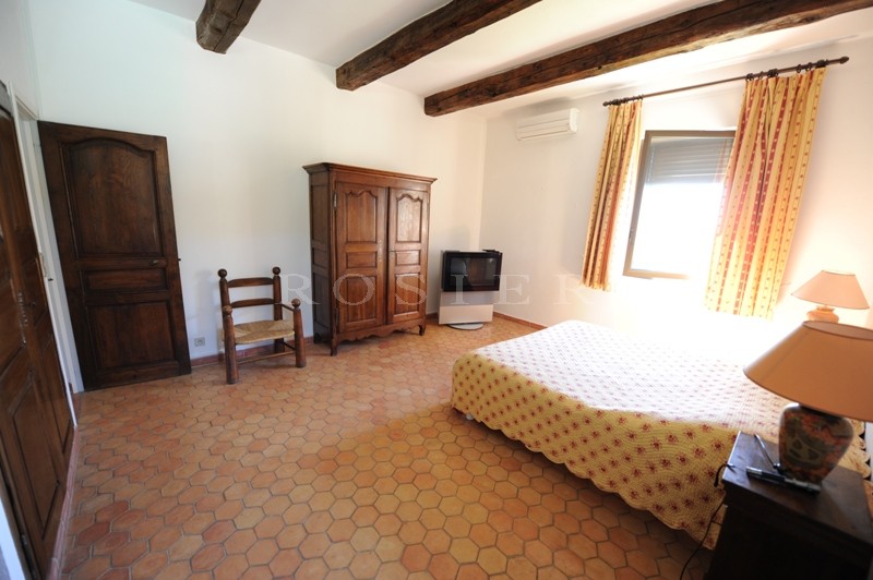 Up in the hills, a few minutes walk from the centre of Gordes, superb property with fantastic view over the valley and the Luberon's perched villages