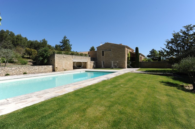 Up in the hills, a few minutes walk from the centre of Gordes, superb property with fantastic view over the valley and the Luberon's perched villages