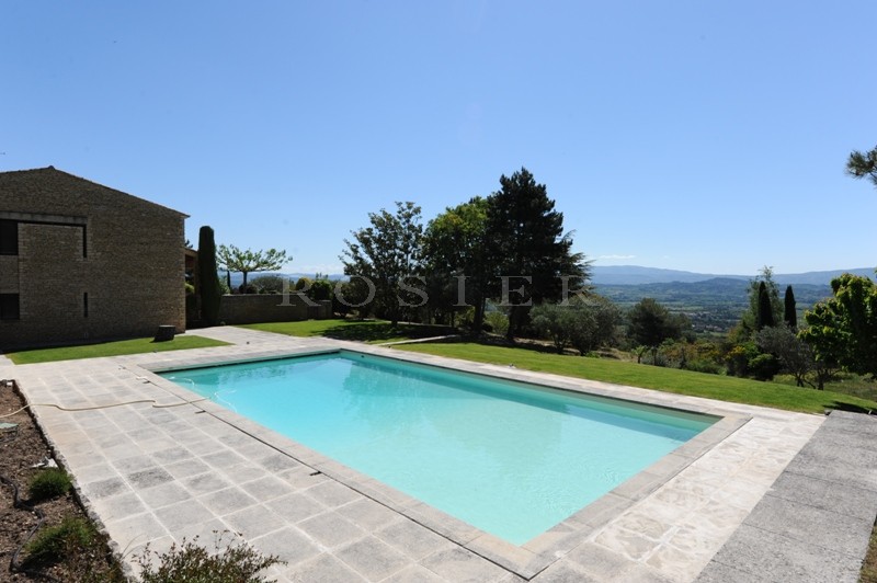 Up in the hills, a few minutes walk from the centre of Gordes, superb property with fantastic view over the valley and the Luberon's perched villages
