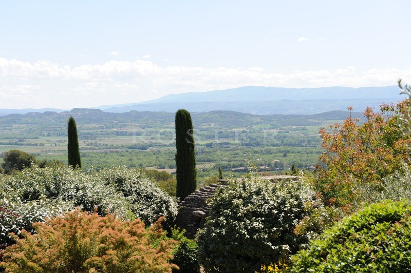 Up in the hills, a few minutes walk from the centre of Gordes, superb property with fantastic view over the valley and the Luberon's perched villages