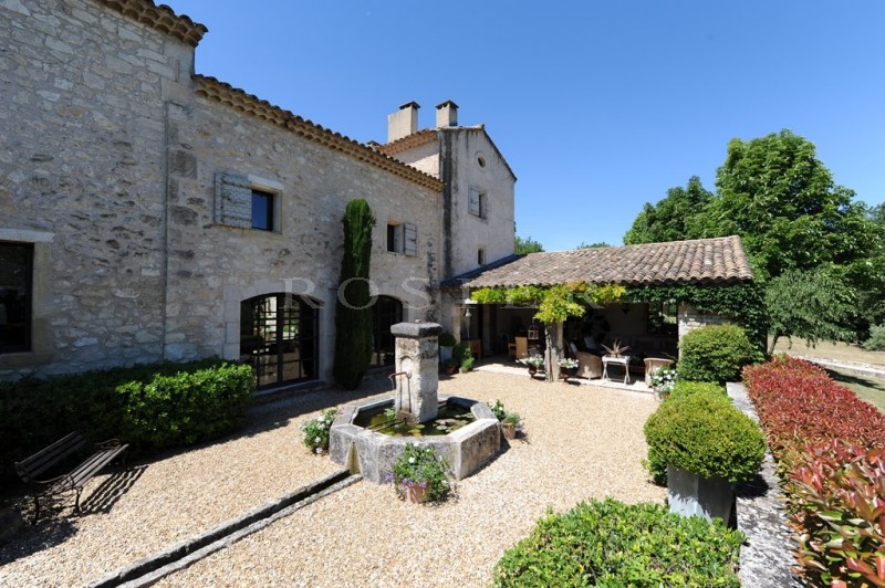 Elegant property, full of charm, on 5.7 hectares in the heart of the golden triangle of Luberon. 