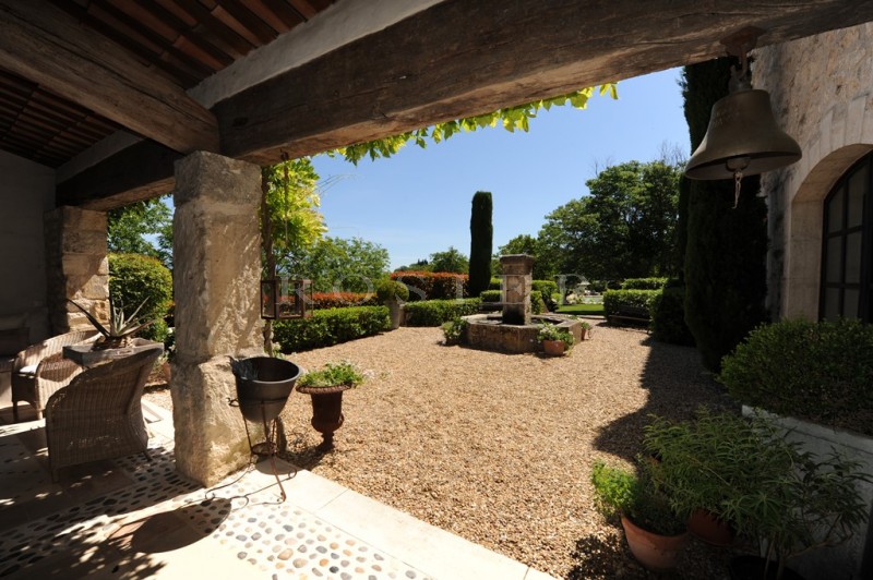 Elegant property, full of charm, on 5.7 hectares in the heart of the golden triangle of Luberon. 