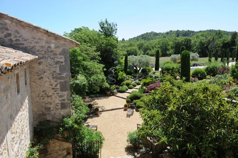 Elegant property, full of charm, on 5.7 hectares in the heart of the golden triangle of Luberon. 