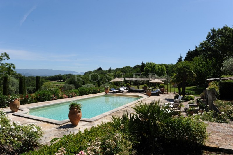Elegant property, full of charm, on 5.7 hectares in the heart of the golden triangle of Luberon. 