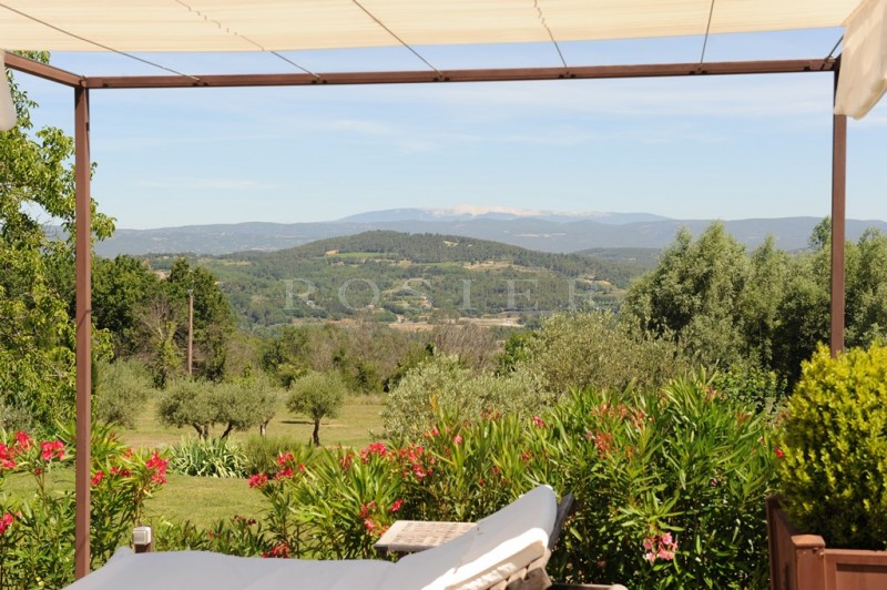 Elegant property, full of charm, on 5.7 hectares in the heart of the golden triangle of Luberon. 