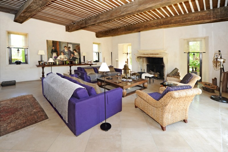 Elegant property, full of charm, on 5.7 hectares in the heart of the golden triangle of Luberon. 