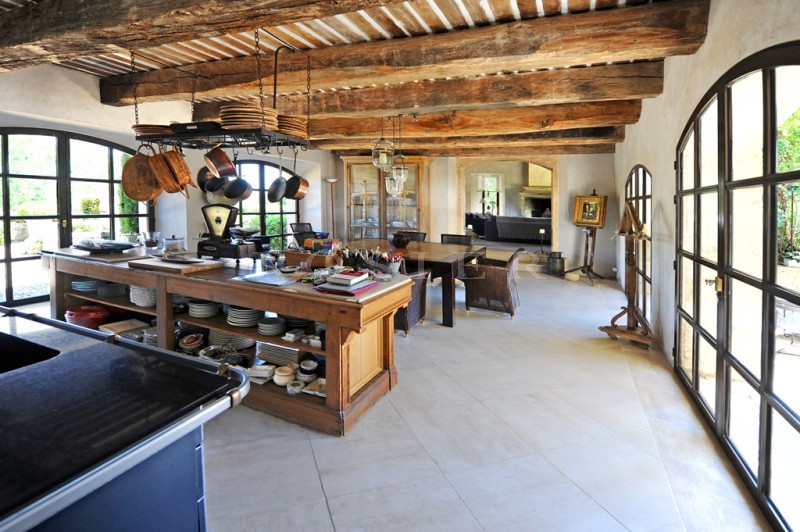 Elegant property, full of charm, on 5.7 hectares in the heart of the golden triangle of Luberon. 