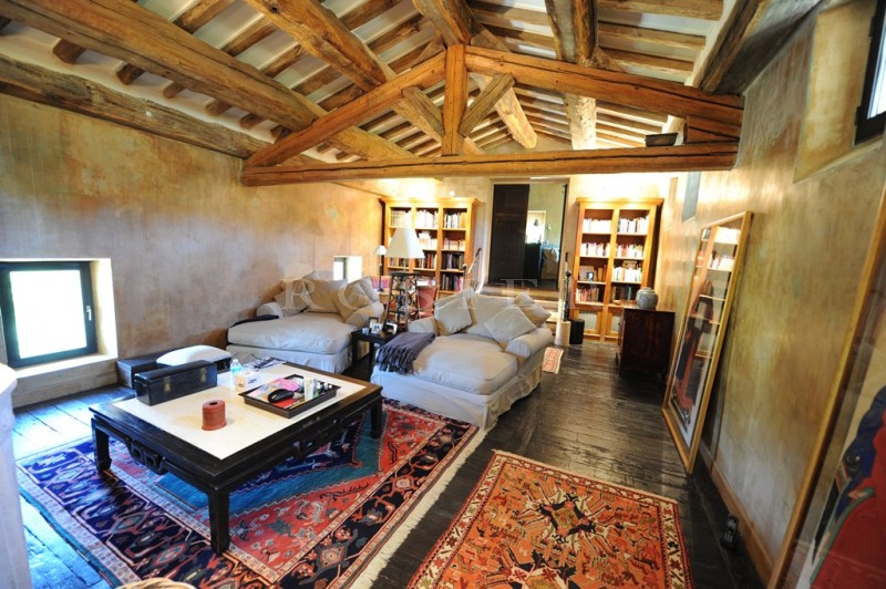 Elegant property, full of charm, on 5.7 hectares in the heart of the golden triangle of Luberon. 