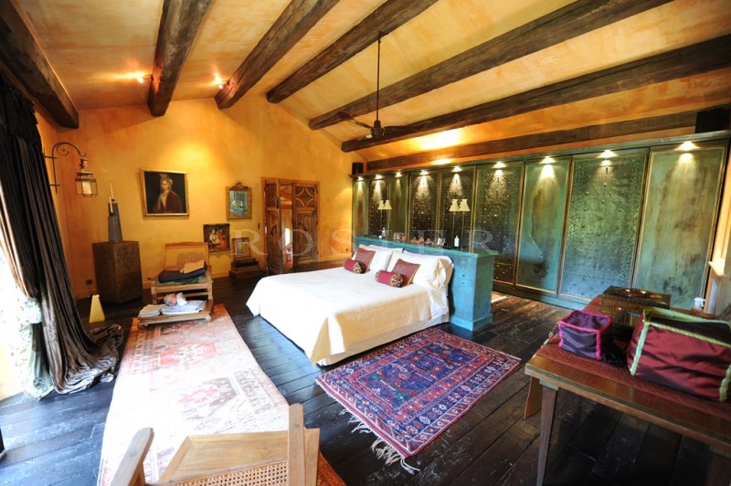 Elegant property, full of charm, on 5.7 hectares in the heart of the golden triangle of Luberon. 