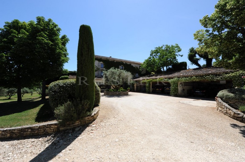 Elegant property, full of charm, on 5.7 hectares in the heart of the golden triangle of Luberon. 