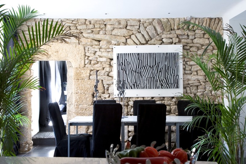 Provence, in Isle sur la Sorgue, the famous town of antiques markets, for sale, tastefully renovated townhouse with garden and swimming pool