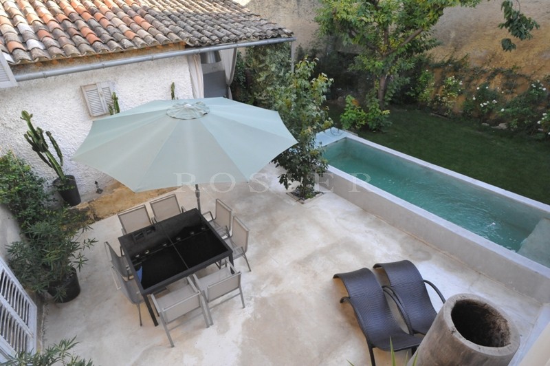 Provence, in Isle sur la Sorgue, the famous town of antiques markets, for sale, tastefully renovated townhouse with garden and swimming pool