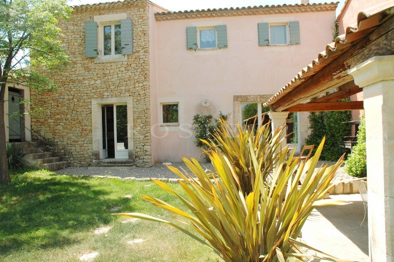 Between Gordes and Bonnieux, a few meters from the centre of the village and its shops, a village house with swimming pool for sale by Rosier.