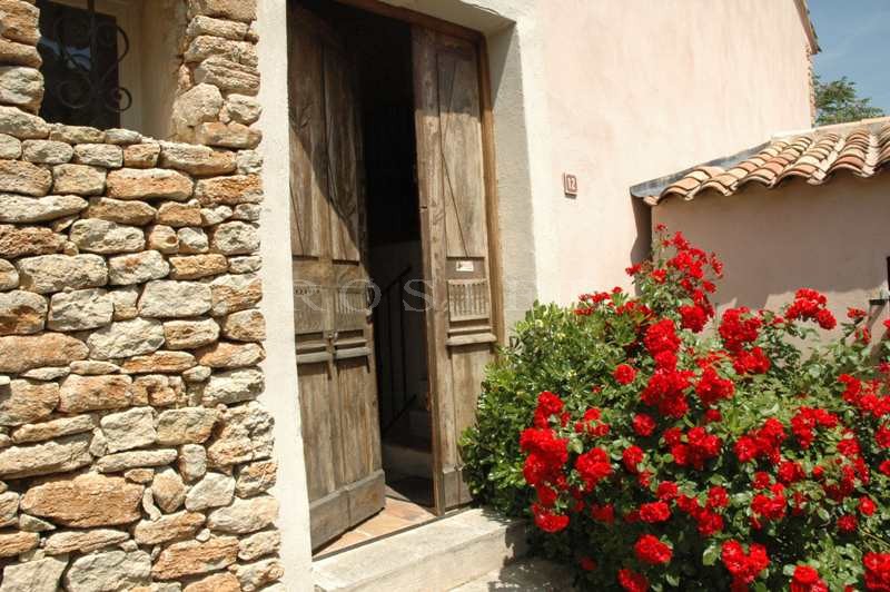 Between Gordes and Bonnieux, a few meters from the centre of the village and its shops, a village house with swimming pool for sale by Rosier.