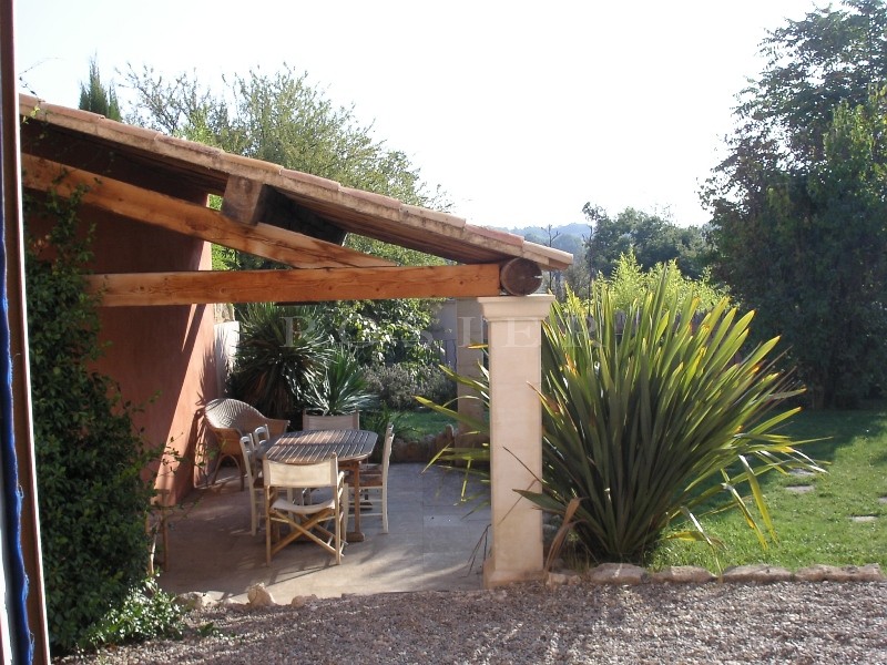 Between Gordes and Bonnieux, a few meters from the centre of the village and its shops, a village house with swimming pool for sale by Rosier.