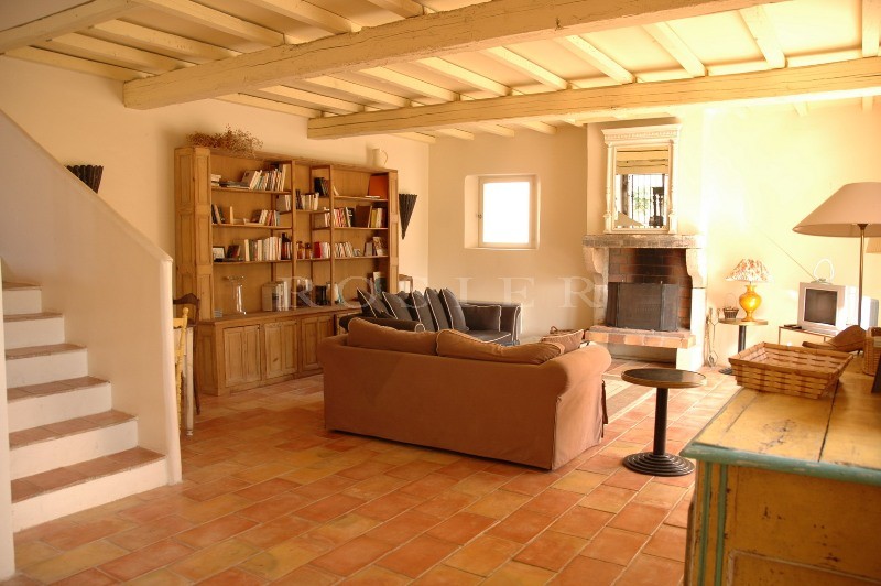 Between Gordes and Bonnieux, a few meters from the centre of the village and its shops, a village house with swimming pool for sale by Rosier.