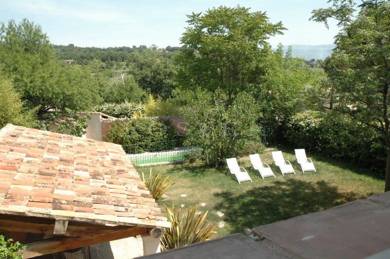Between Gordes and Bonnieux, a few meters from the centre of the village and its shops, a village house with swimming pool for sale by Rosier.