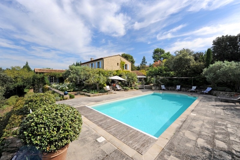 Luberon, for sale, minutes away from Gordes and Ménerbes, stone property with heated swimming pool and pool house