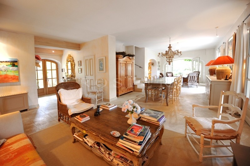 Luberon, for sale, minutes away from Gordes and Ménerbes, stone property with heated swimming pool and pool house