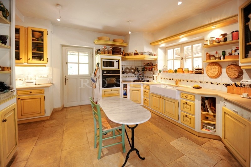Luberon, for sale, minutes away from Gordes and Ménerbes, stone property with heated swimming pool and pool house
