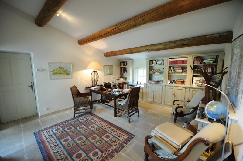 Luberon, for sale, minutes away from Gordes and Ménerbes, stone property with heated swimming pool and pool house