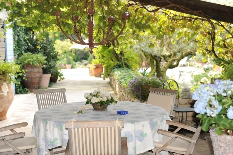 Luberon, for sale, minutes away from Gordes and Ménerbes, stone property with heated swimming pool and pool house