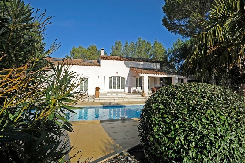 For sale, in Provence, near a golf course, lovely and comfortable contemporary house with swimming pool