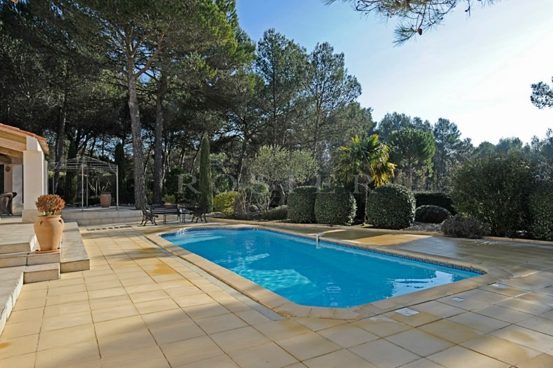 For sale, in Provence, near a golf course, lovely and comfortable contemporary house with swimming pool