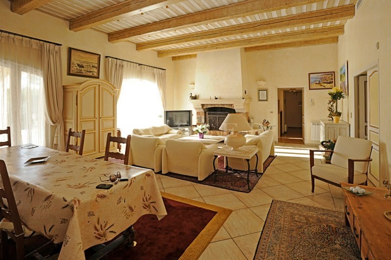 For sale, in Provence, near a golf course, lovely and comfortable contemporary house with swimming pool
