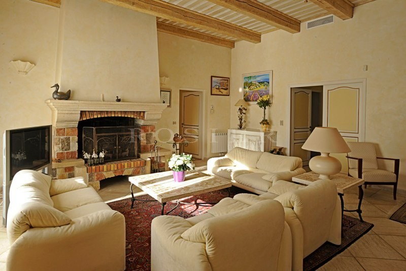 For sale, in Provence, near a golf course, lovely and comfortable contemporary house with swimming pool