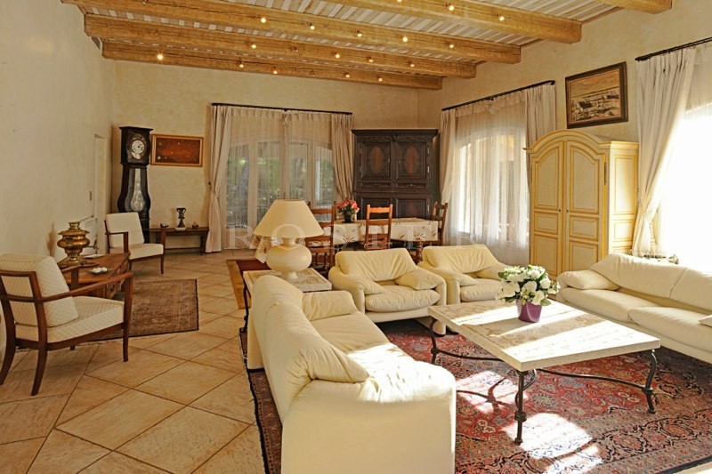 For sale, in Provence, near a golf course, lovely and comfortable contemporary house with swimming pool