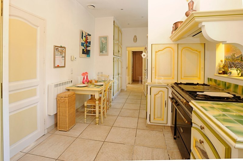For sale, in Provence, near a golf course, lovely and comfortable contemporary house with swimming pool