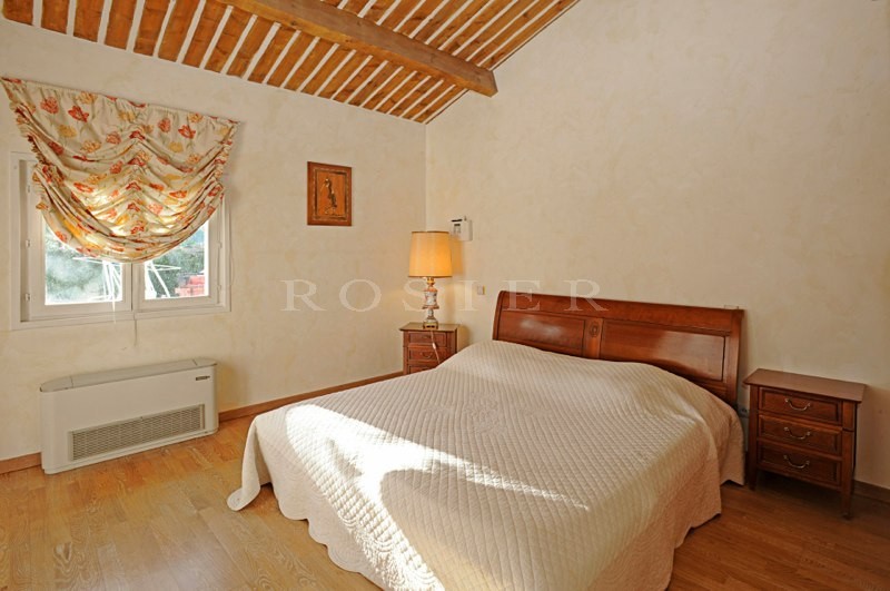 For sale, in Provence, near a golf course, lovely and comfortable contemporary house with swimming pool