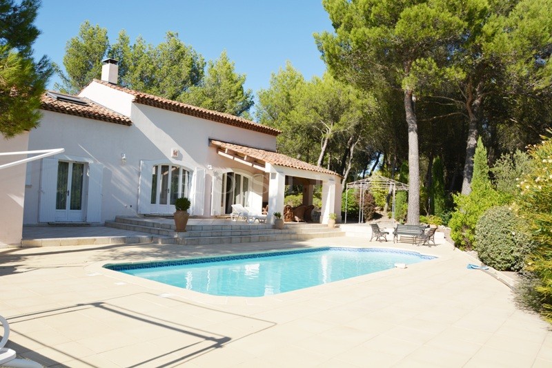 For sale, in Provence, near a golf course, lovely and comfortable contemporary house with swimming pool