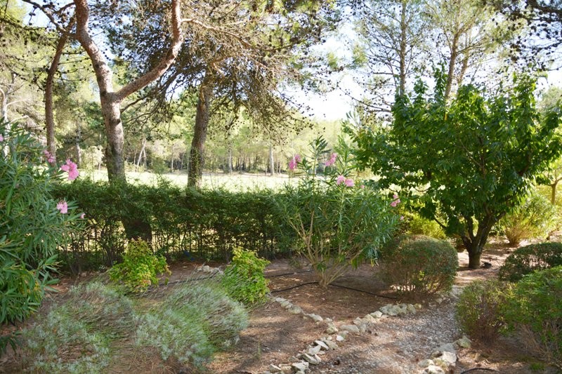 For sale, in Provence, near a golf course, lovely and comfortable contemporary house with swimming pool