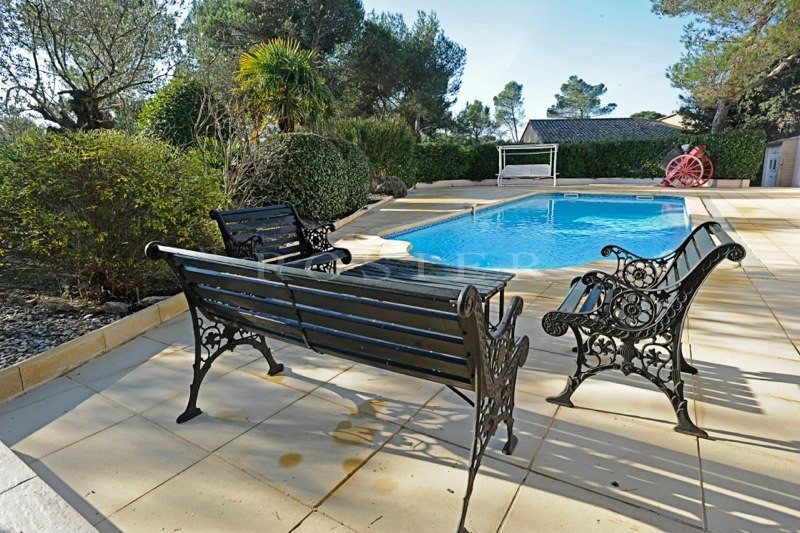 For sale, in Provence, near a golf course, lovely and comfortable contemporary house with swimming pool