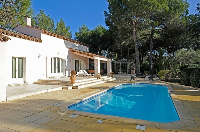 For sale, in Provence, near a golf course, lovely and comfortable contemporary house with swimming pool