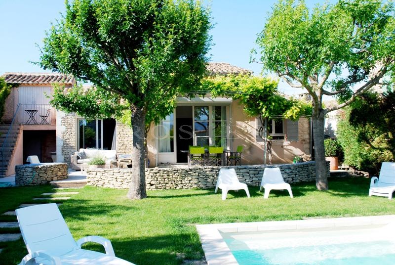 For sale, near the perched villages of Luberon, stone house with garden and swimming pool
