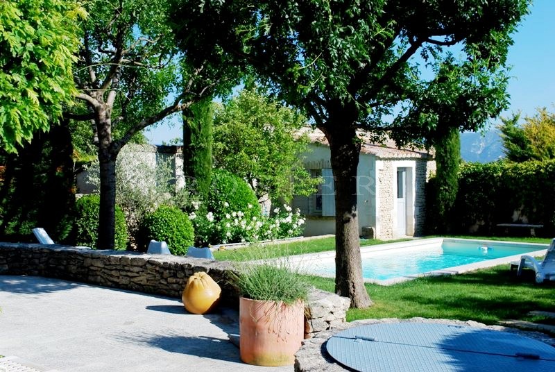 For sale, near the perched villages of Luberon, stone house with garden and swimming pool