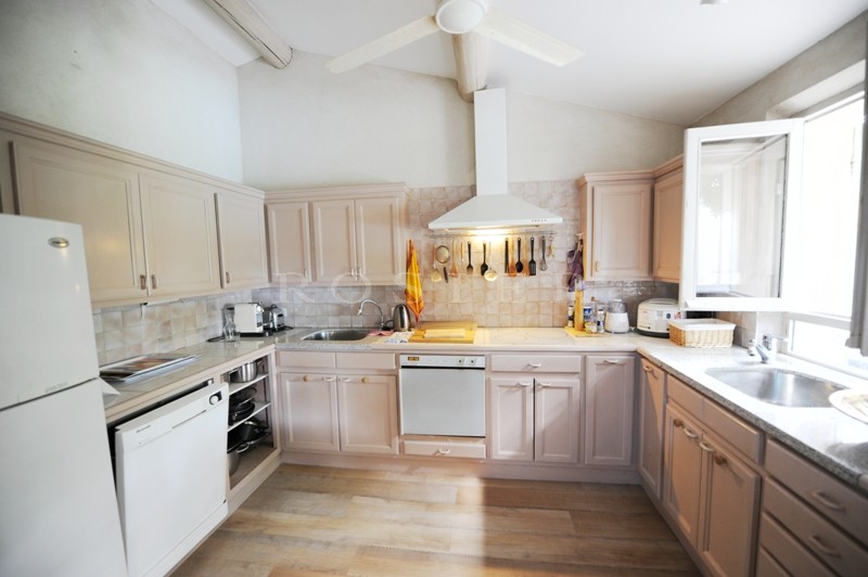For sale, near the perched villages of Luberon, stone house with garden and swimming pool