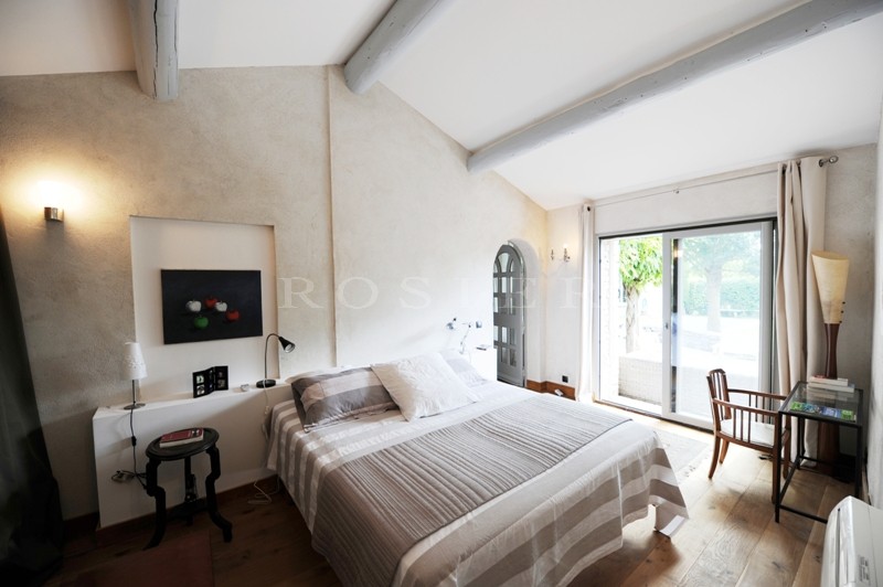 For sale, near the perched villages of Luberon, stone house with garden and swimming pool